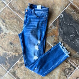 Abercrombie & Fitch Harper Low Rise Ankle Jean Distressed/Frayed Size 27/4 Short